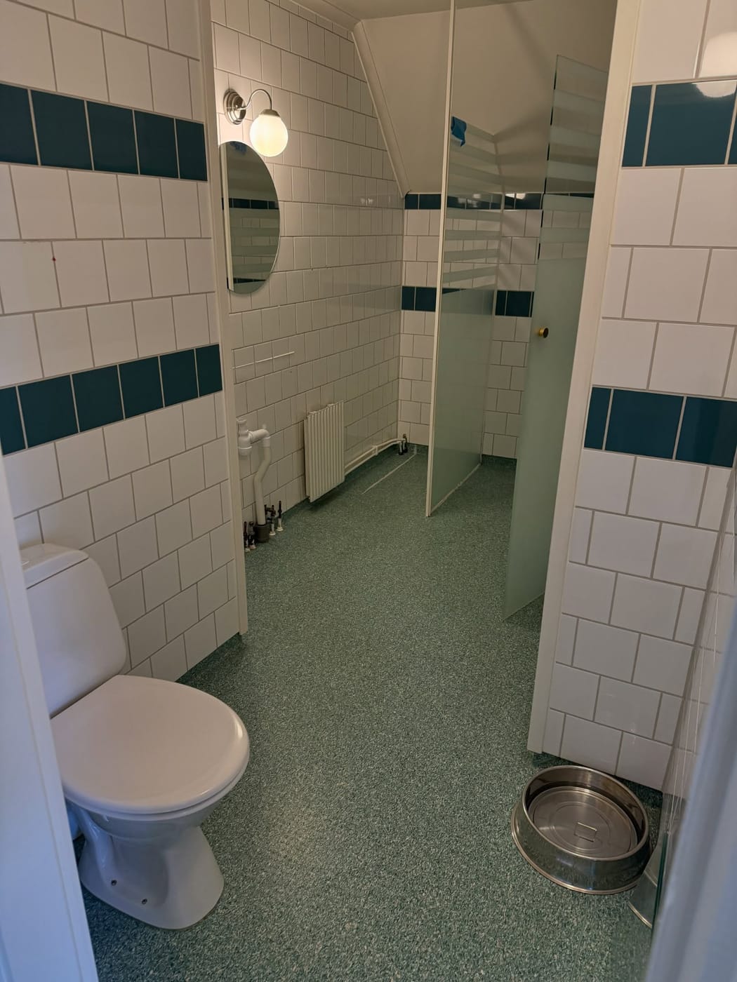 Våtrumsmåleri — fuktsäkra och godkända ytskikt utförande och hantverk